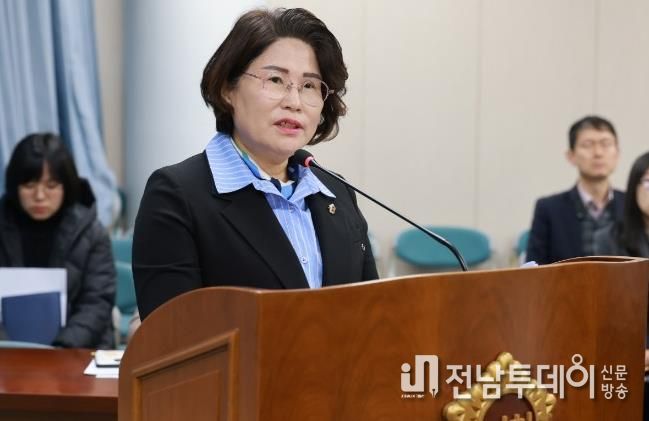 김화신 전남도의원(더불어민주당, 비례)이 제395회 정례회 기획행정위원회에서 조례 개정안을 제안설명하고 있다.