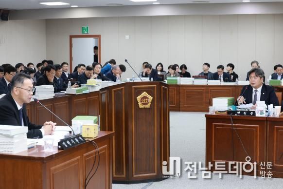 본예산 심사 중인 박원종 전남도의원