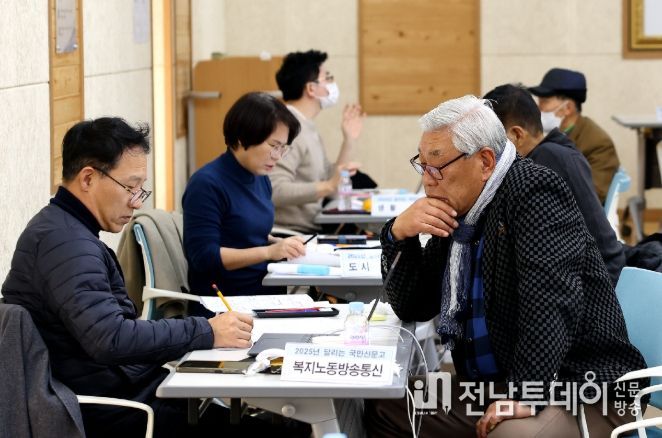 지난 10일 강진군청 대회의실에서 주민이 국민권익위원회 조사관과 마주앉아 고충 및 애로사항에 대해 심도 있는 상담을 진행하고 있다.