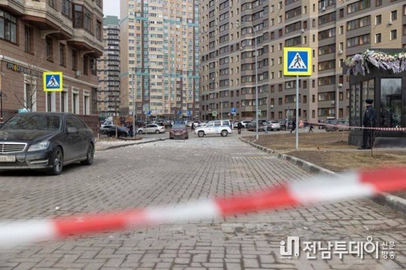 지난달 11일 러시아 모스크바 남동부에서 촬영한 손상된 주거 건물. (사진/신화통신)