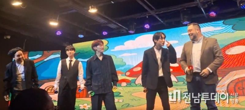 공연을 하고있는 K-Pop 개그 아이돌 과 바스티안 뢰슬러 회장 회장 (Plasmatreat Korea) (사진제공: 주한외국기업연합회 KOFA)