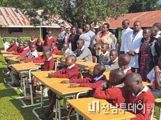 광주광역시교육청, 아프리카 케냐 학교에 책걸상 기증