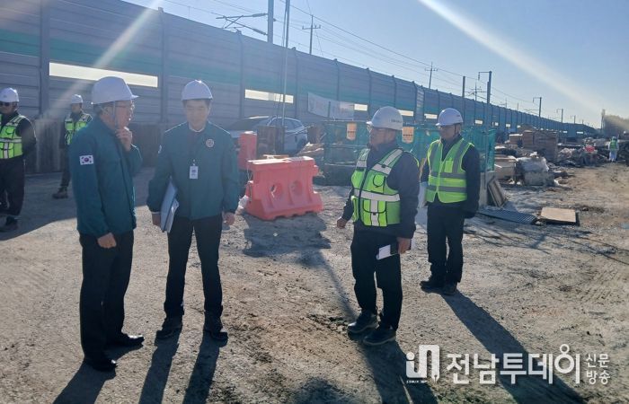 김석웅 광산구 부구청장 등이 12일 공공 건설공사장인 우산동 우수 저류시설 조성 현장을 찾아 안전관리 실태를 점검했다.