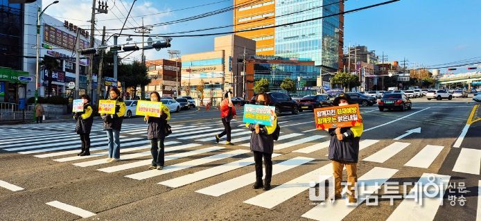 여수시는 지난 11일 쌍봉사거리 일원에서 생활 속 안전 의식 확산을 위한 시민 체감형 안전문화 캠페인을 전개했다.