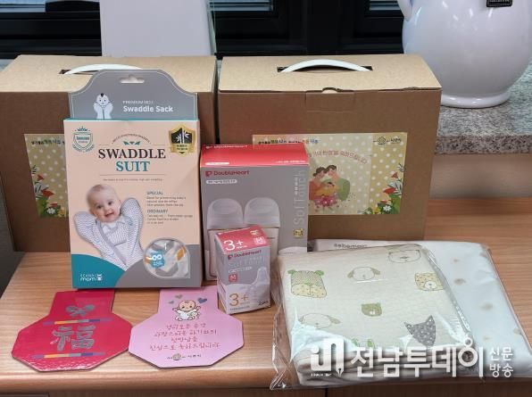나주시가 출산 지원 정책을 새롭게 개편해 부모들의 경제적 부담을 줄이는 데 보탬이 되고 있다. 사진은 나주시가 첫째아 출생 가정에 제공하는 ‘행복담은 출산축하꾸러미’.