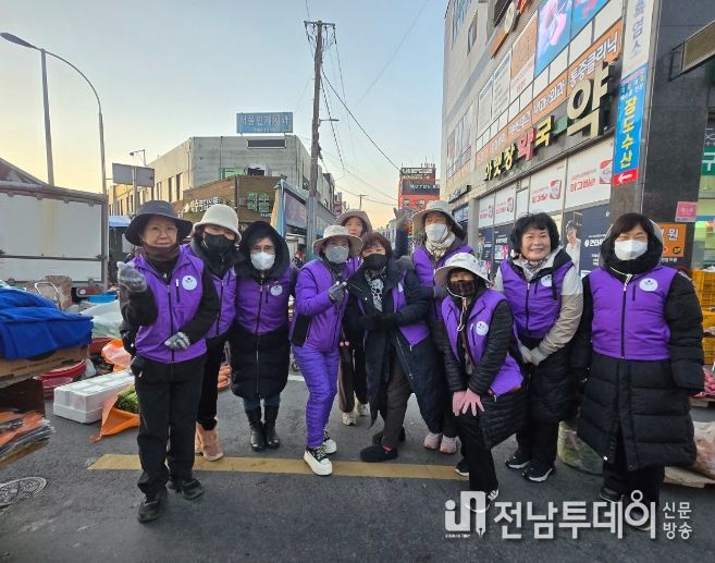 ‘아랫장 짐보따리 들어드리기’ 봉사