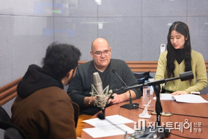 글로벌광주방송- 출판·번역가 피에르 비지우