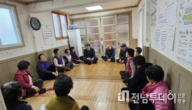 강진읍장이 한파에 대비해 경로당을 방문, 어르신들과 안부를 나누고 있다.