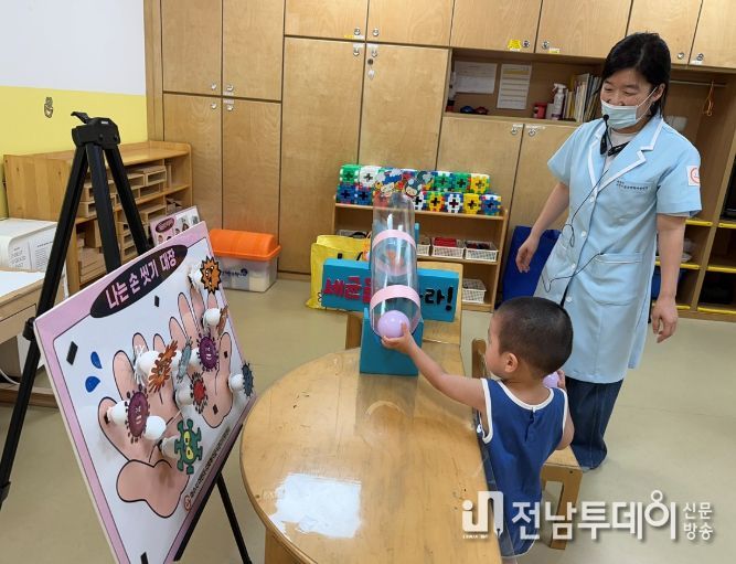 여수시 어린이·사회복지급식관리지원센터는 올해 회원기관인 어린이집, 유치원 총 114곳 어린이 2,608명을 대상으로 ‘뽀득뽀득! 나는 손 씻기 대장’ 손 씻기 위생교육을 진행해 손 씻기의 중요성을 알렸다.