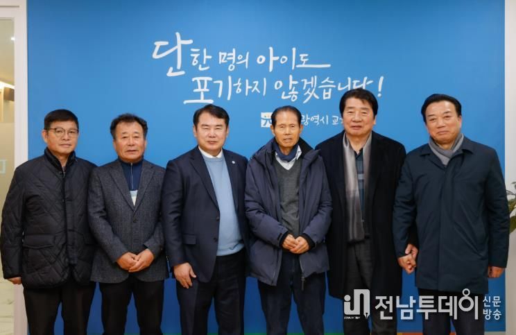 이정선 광주시교육감(왼쪽 3번째)가 15일 교육감실에서 진행한 ‘교육감-산업단지 대표’ 간담회에서 광주 지역 4개 산업단지 협의회 회장단과 함께 간담회 후 기념사진을 촬영하고 있다.