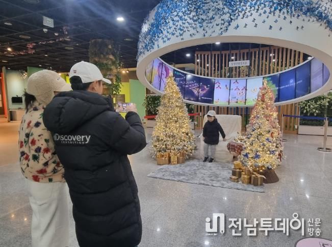 나비곤충생태관에서 관광객이 사진을 찍는 모습