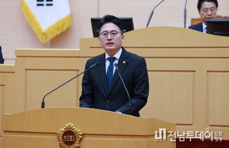 진호건 전남도의원이 본회의장에서 5분자유발언을 하고 있다.