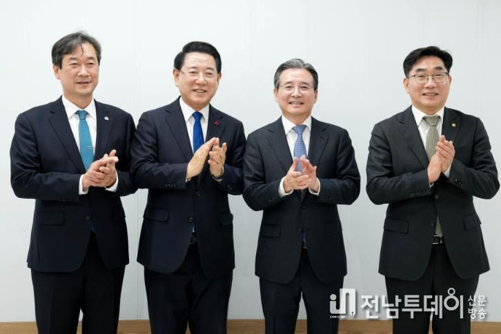 김영록 전라남도지사 17일 광주에서 대통령실 김용범 정책실장 주재로 열린 ‘전남 통합대학교 국립의과대학 신설 추진 간담회’에서 송하철 국립목포대학교 총장, 이병운 국립순천대학교 총장 등 참석자들과 기념촬영을 하고 있다.