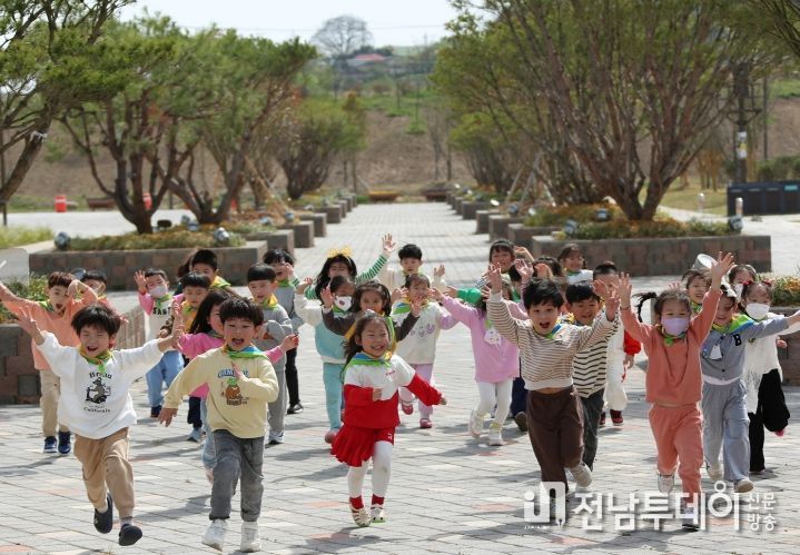 지난 4월 17일 영산강정원 미꾸라지 방류 행사 당시 아이들 모습.