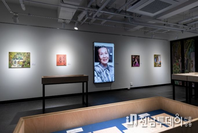 천경자 화백 작품과 유품 상설전 운영