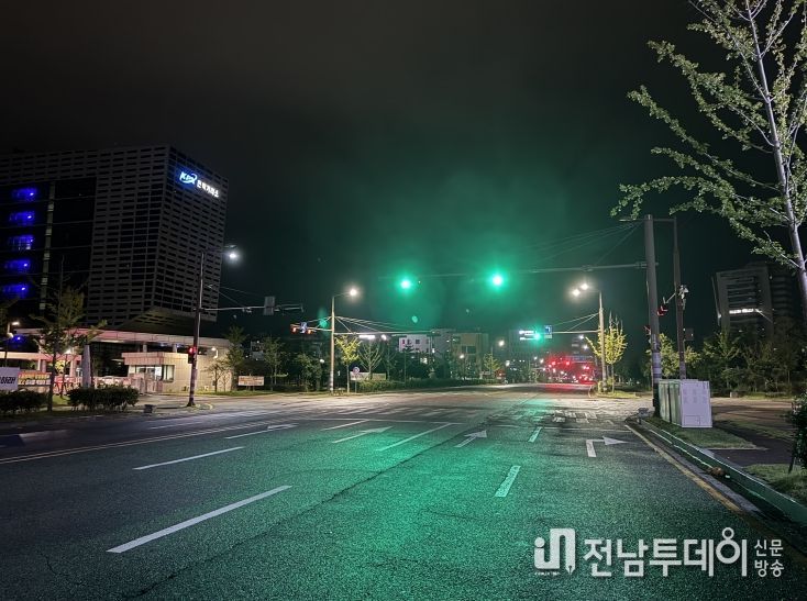 전력거래소 정문 교차로 LED 투광등 설치 모습.