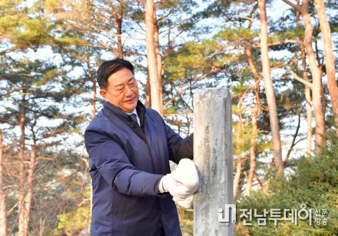 올해 1월, 박수량 백비 참배를 마친 김한종 장성군수가 비석을 닦고 있다. 장성군 제공