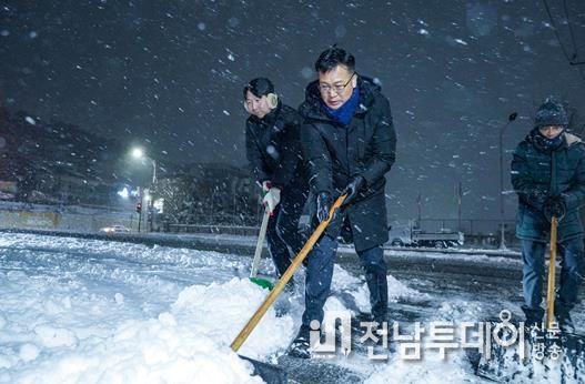 목포시, 밤샘 제설작업으로 시민 불편 최소화 총력 대응