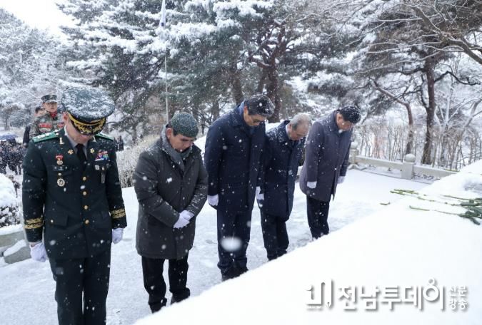 영암군, 충혼탑 참배로 병오년 새해 열어
