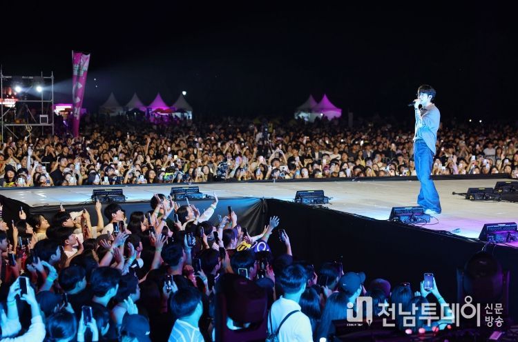 지난 9월 20~21일 황룡친수공원에서 열린 제3회 광산뮤직ON페스티벌이 대성황을 이룬 가운데, 많은 시민이 마지막 무대에 오른 10CM(십센치) 공연을 즐기고 있다.