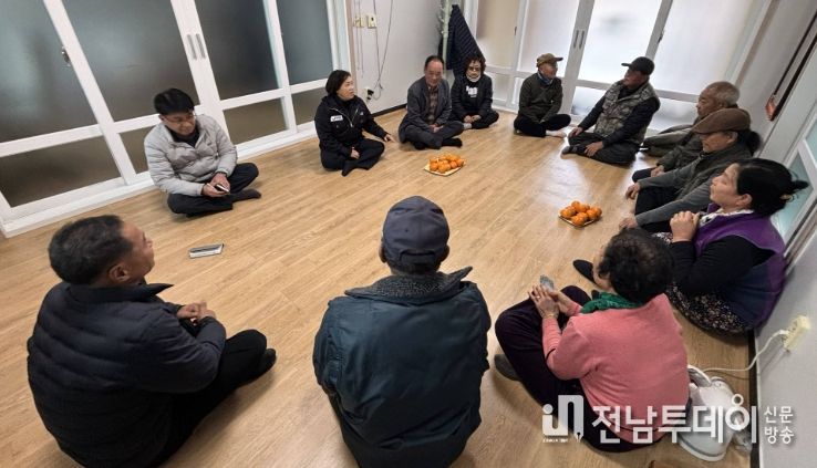 어르신 안부 살피며 군·면정 공유하는 현장 소통 행정