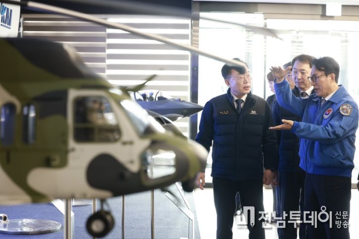 김민석 국무총리가 7일 경남 사천 한국항공우주산업(KAI)을 방문, 항공기 생산라인을 시찰하고 있다.