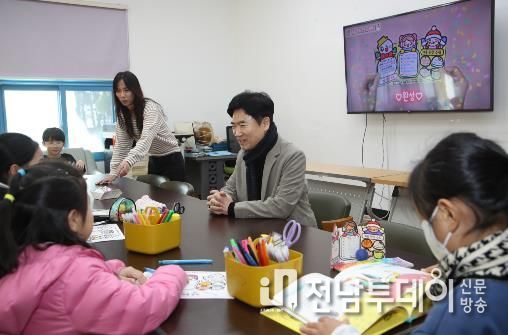 김대중 전라남도교육감이 9일 녹동초등학교소록도분교장을 찾아 학생들의 교육활동을 살피고 있다.