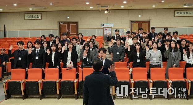 신규 임용자들이 공직자로서의 책무를 다짐하는 복무 선서를 하고 있다.