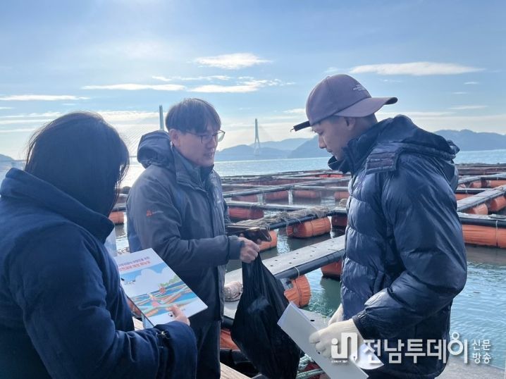 여수시가 저수온 대비 양식장 교육자료 배포 등 현장 지도·점검을 실시했다.