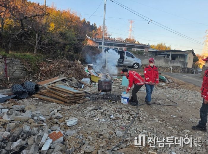 여수시 산림재난대응단 신속 대응반이 예찰활동을 통해 산림인접지 소각행위를 단속 중에 있다.