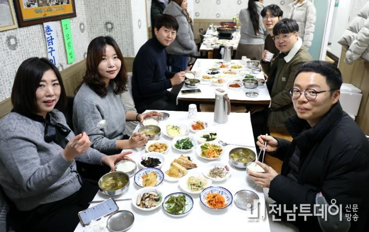 관광객 들이 강진 관내 식당을 이용하고 있다.
