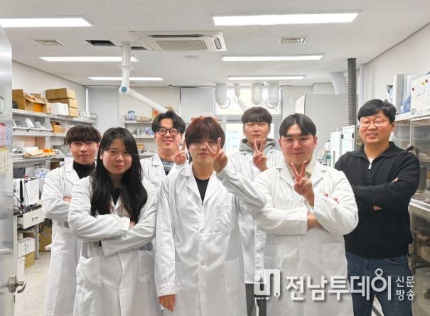 연구를 수행한 서경원 학생 (석유화학소재공학과, 오른쪽에서 두번째), 안효성 교수 (맨 오른쪽)