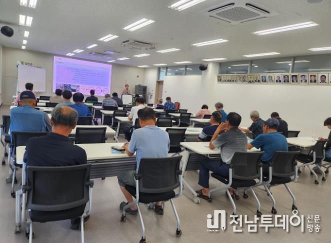 강진군 농업기술센터에서 진행중인 유용 미생물 활용 교육 모습.