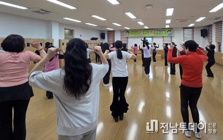 나주시 빛가람건강생활지원센터는 지역 주민의 신체활동 증진과 건강한 생활 습관 형성을 위해 신체활동 프로그램 1기를 본격 운영하고 있다. 사진은 라인댄스-‘건강한 나! 빛나 주! 운동 교실’.(사진 제공-나주시)