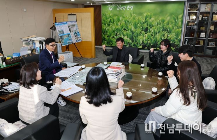 보성군, 명문대 진학으로 지역 교육 경쟁력 입증_작년 벌교고등학교 수능생들과 차담을 나누고 있다