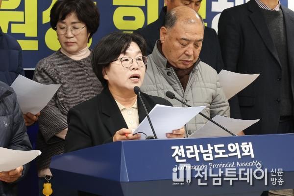 지난 12월 10일, 도의회 브리핑룸에서 진보당·정의당 소속 도의원이 농민단체가 함께 ‘전남도지사는 사과하고, 벼 경영안정대책비를 원상 회복해야 한다’는 기자회견을 열었다.