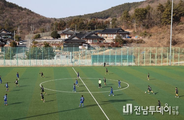 고흥군, 동계 전지훈련‘최적지’ 입증... 지역경제 ‘활짝’ - 김태영 축구장