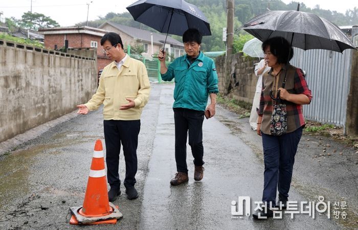 박병규 광산구청장이 지난해 8월 폭우로 피해가 발생한 임곡동 한 마을을 찾아 현장을 살피고 있다.