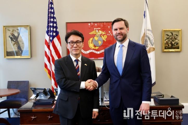 미국을 방문 중인 김민석 국무총리가 23일(현지시간) 미국 워싱턴DC 백악관에서 JD 밴스 부통령과 면담에 앞서 기념 촬영을 하고 있다.