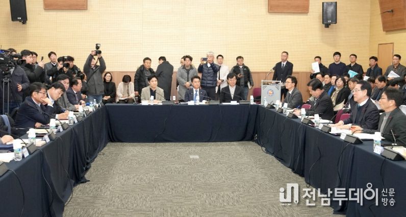 김영록 전라남도지사가 25일 광주 김대중컨벤션센터에서 열린 광주·전남 행정통합 특별법 검토 제3차 간담회에서 지역 국회의원들과 특별법 내용에 대해 논의하고 있다.