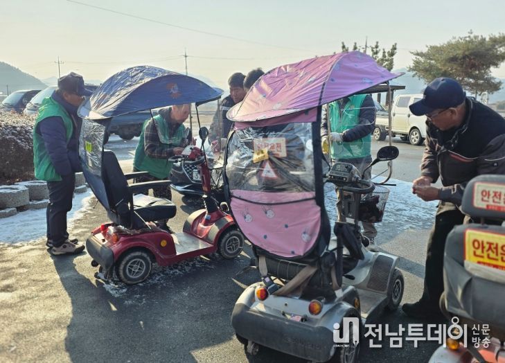 새마을협의회에서 전동차에 차양막을 설치하고 있다.