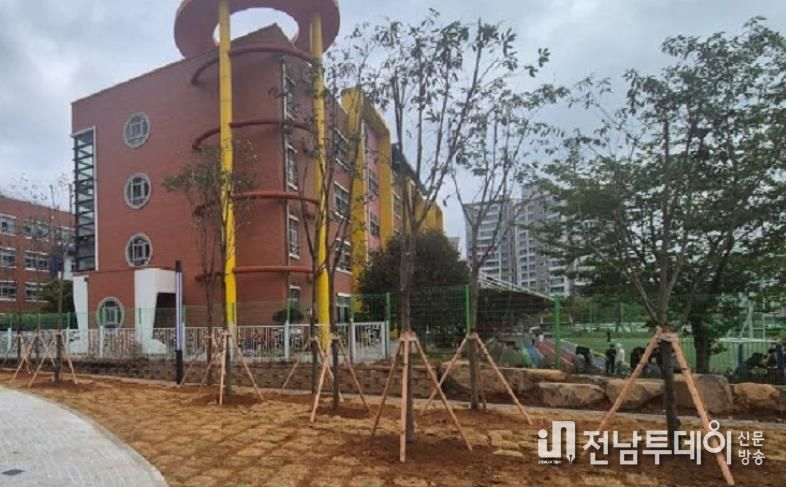 지난해 낙안 나무은행에서 관리하던 가시나무를 왕지어린이공원에 이식했다