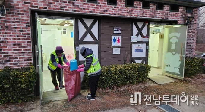 공원녹지관리 작업단이 연향동 호반3공원 화장실에서 환경정화 활동을 하고 있다