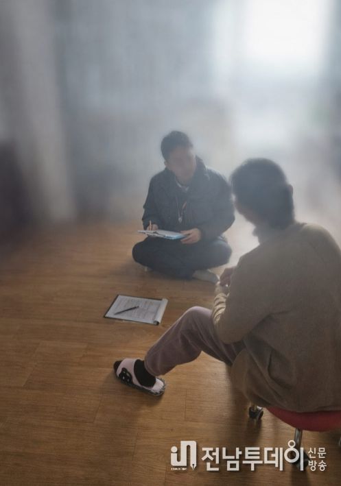 대상 가정을 방문하여 상담을 진행하고 있는 모습