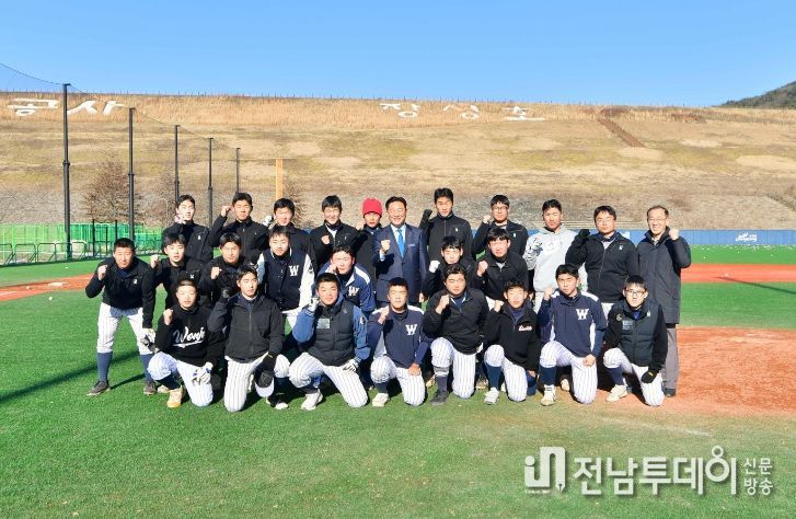 김한종 장성군수가 27일 원주고 야구 선수단이 동계 전지훈련 중인 장성호 체육공원을 찾았다.