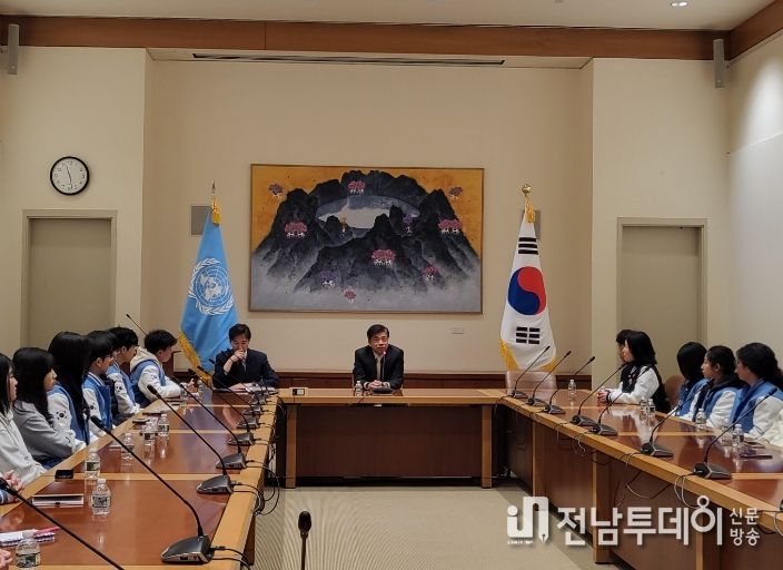 전남학생공공외교스쿨 학생들이 주유엔대한민국대표부를 방문해 차지훈 대사와 간담회를 진행하고 있다.