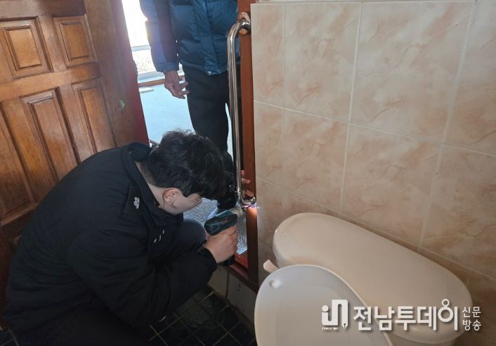 28.(수) 119생활안전순찰대가 독거노인가구 화장실에 안전손잡이를 설치하고 있다.