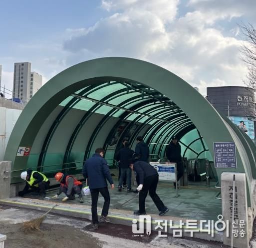 29일 오후, 공사, 건설본부, 시공사 관계자들이 상무역 5번 출입구의 시설 및 보행 안전상태를 최종 점검하고 있다.