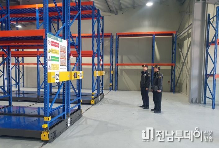 방제지원센터를 점검 중인 완도해경서장의 모습