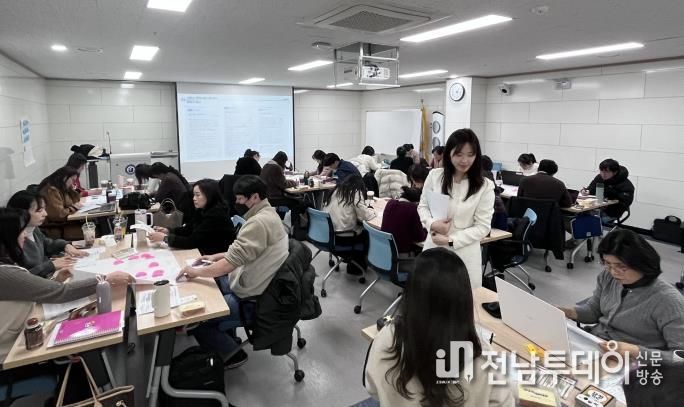 전라남도교육청이 학생의 마음건강과 관계 역량을 키우는 사회정서교육 활성화에 주력한다. 사진은 ‘사회정서교육 교원 심화 직무연수’ 모습.